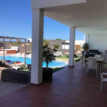Stunning 5 Star Villa- 5 Mins Village Marina 빌라