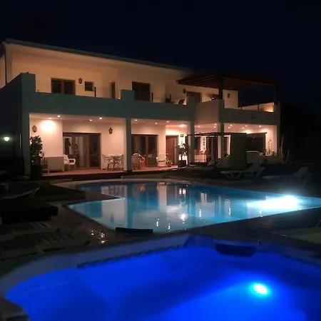 Villa Stunning 5 Star Villa- 5 Mins Village Marina