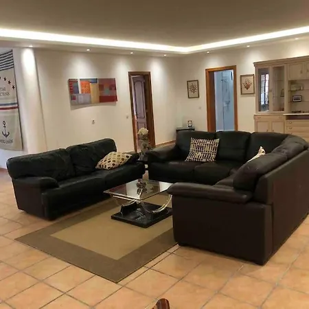 Stunning 5 Star Villa- 5 Mins Village Marina וילה